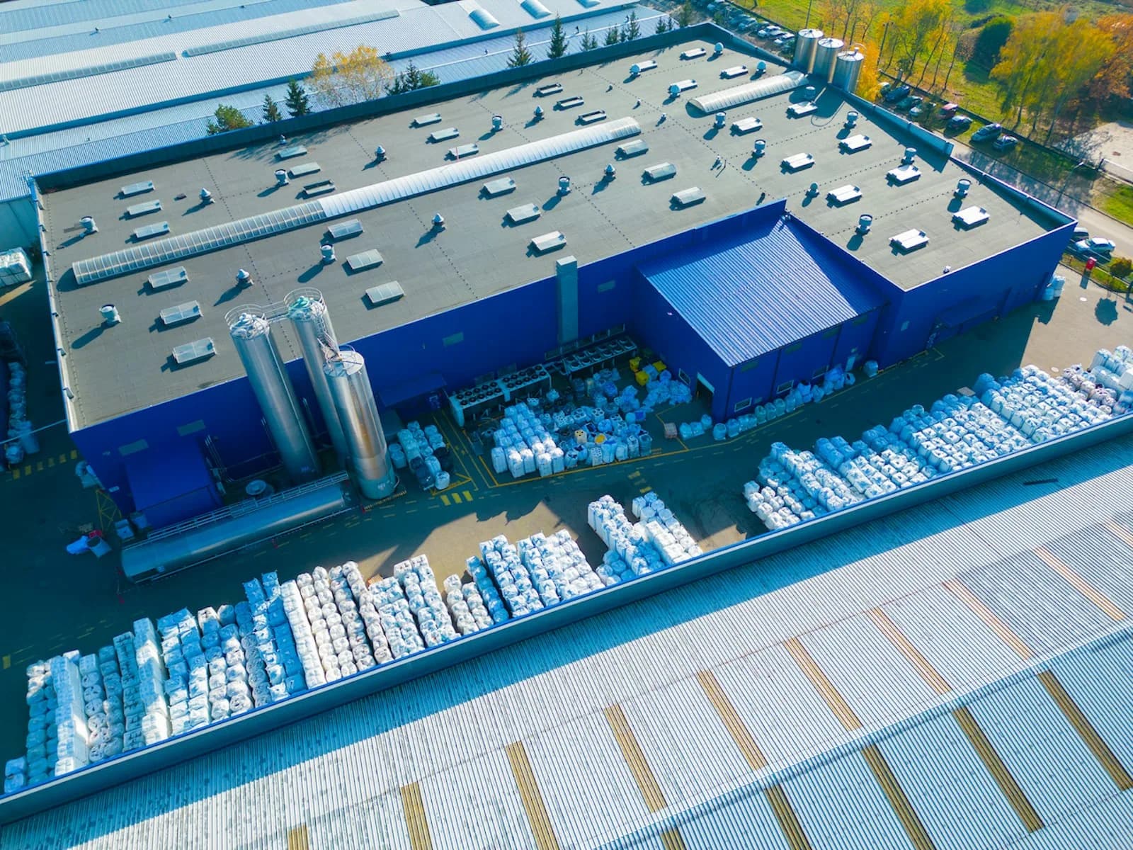 Vista aérea de la azotea de una nave industrial con unidades de aire acondicionado, extractores y ductos distribuidos sobre la cubierta