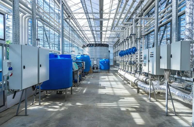 Cuarto de máquinas industrial con tuberías aisladas, tableros eléctricos y tanques de proceso